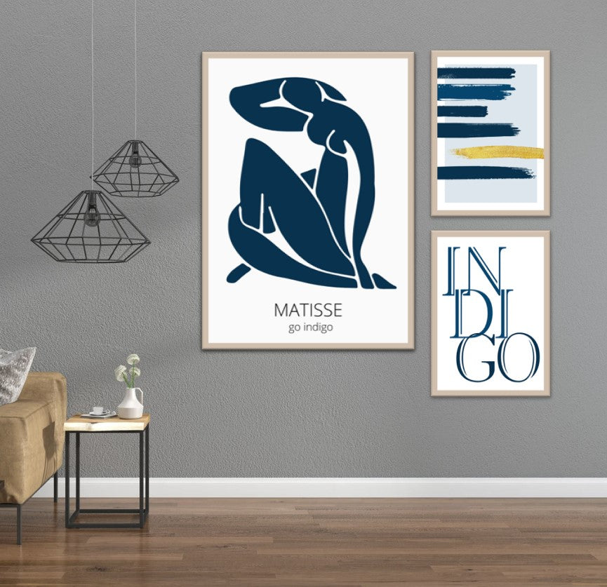 plakatvæg i stue med indigo farver. Stor plakat med matisse motiv, samt vilsas egne unikke designs