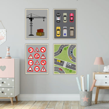 trafik plakater med biler og en kran på et neutralt moderne børneværelse