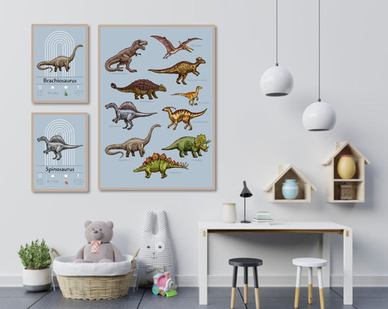 dinosaur plakater på børneværelse. Blå baggrund på plakatvæggen