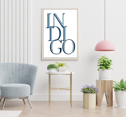 moderne stue med minimalistisk plakat med teksten indigo