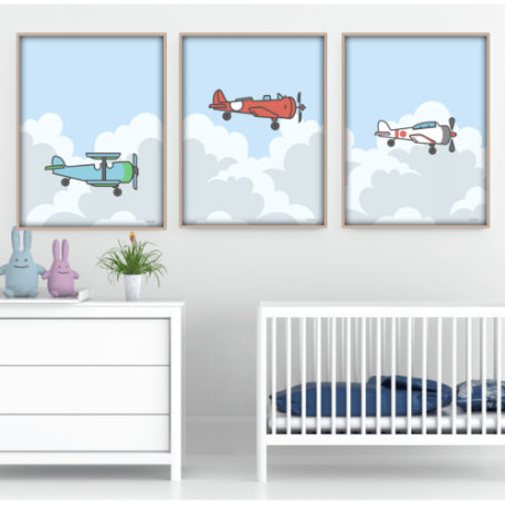 plakatvæg på børneværelse med flyvemaskiner. plakatserien passer sammen