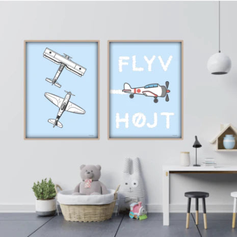 Babyværelse med plakat med flyvemaskiner på lyseblå baggrund