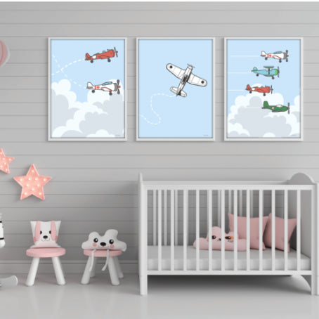 babyværelse med lyseblå plakater med fly der passer sammen i serie