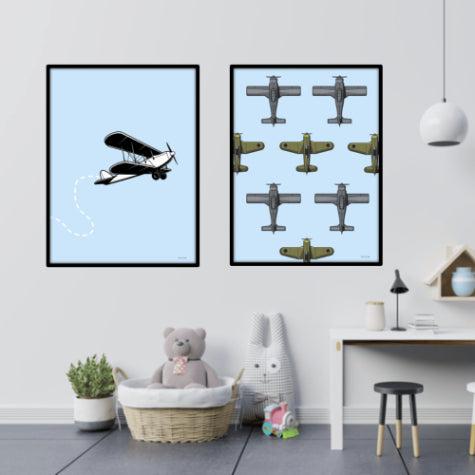 sej plakatvæg med propel fly og militærfly på en blå baggrund på et drengeværelse