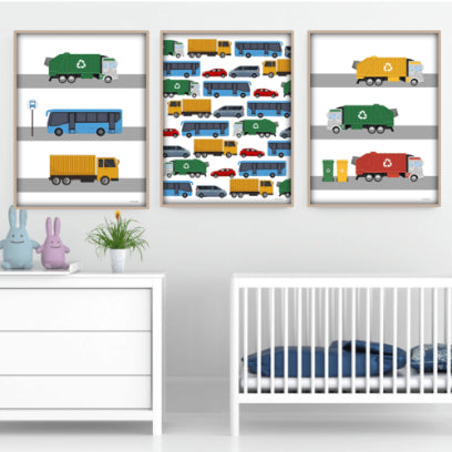 en plakatvæg på et hvidt babyværelse med køretøjer. Bus, skraldebiler, biler og lastbiler på en sjov plakatvæg