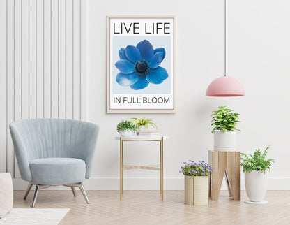 Plakat med blå blomst på en væg i stuen