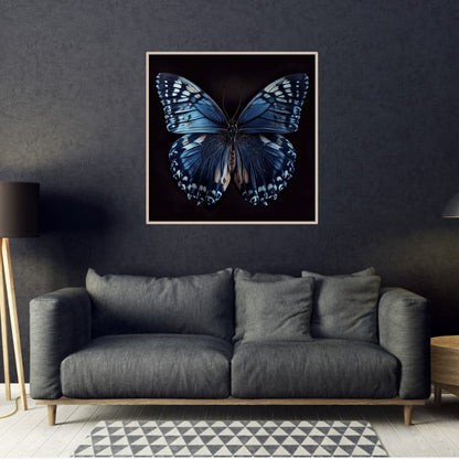 kvadratisk plakat med blå sommerfugl i stuen