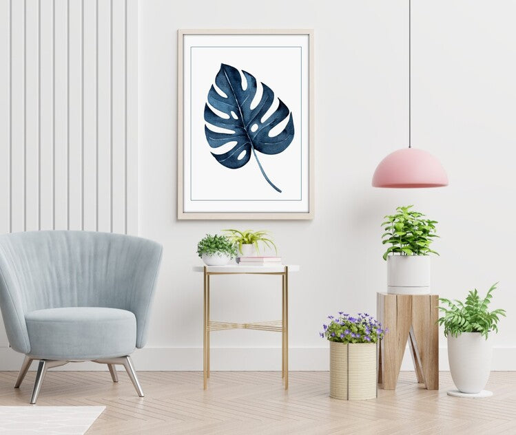 Plakat med blåt blad på en stuevæg