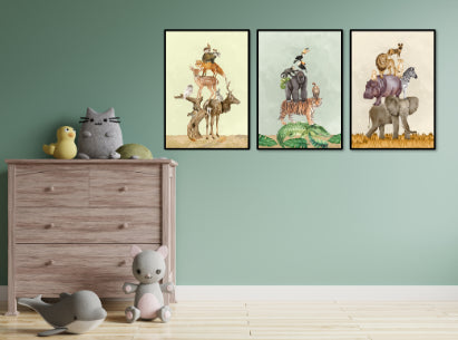 plakater til drengeværelse med grøn væg med dyretårn med jungledyr