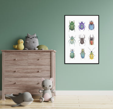 grøn væg på drengeværelse med plakat med krible krable dyr