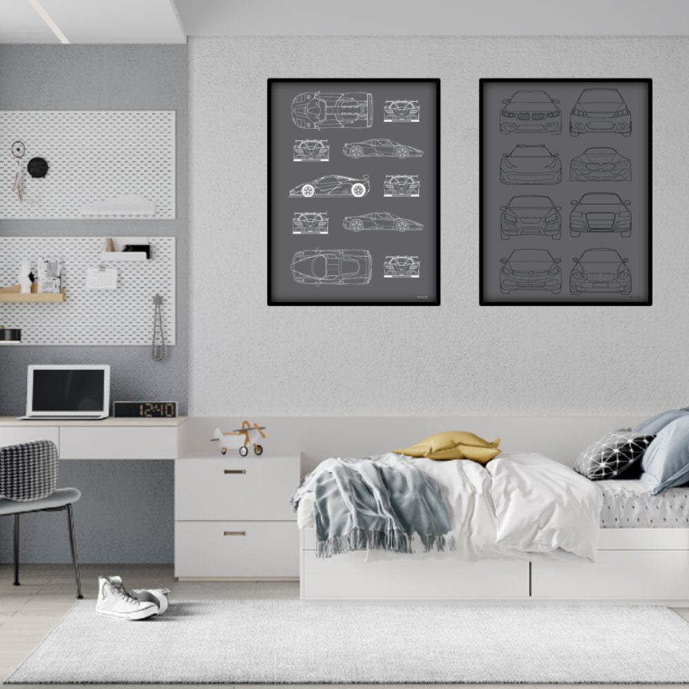 Teenageværelse med 2 smarte bil plakater med grå baggrund og hvide og sorte stregtegning af biler