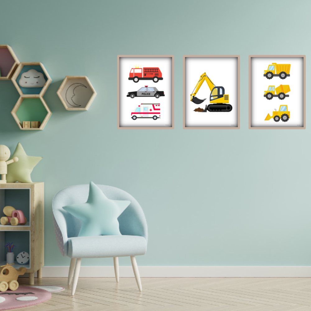 Moderne børneværelse med grøn væg og plakatvæg med maskiner og udrykningskøretøjer. plakat med ambulance, politibil, gravko, lastbil