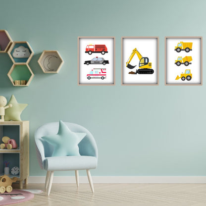 Moderne børneværelse med grøn væg og plakatvæg med maskiner og udrykningskøretøjer. plakat med ambulance, politibil, gravko, lastbil