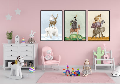 plakater til pigeværelse på lyserød væg. indret pigeværelse med plakatvæg med dyreplakater